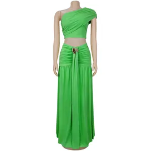 Détail de l'ensemble vert deux pièces avec haut court asymétrique et jupe longue à taille haute