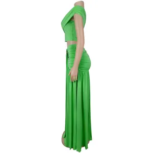 Détail d'un ensemble vert citron avec jupe longue froncée et haut court asymétrique chic