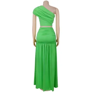 Détail d'un ensemble deux pièces vert citron avec crop top asymétrique et jupe longue