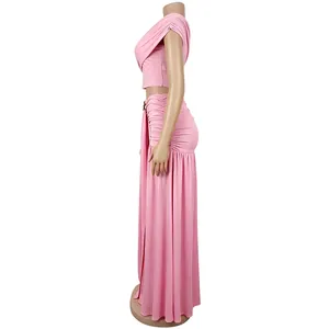 Détail de l'ensemble rose deux pièces avec haut croisé court et jupe longue à fronces