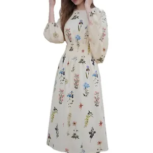 Robe longue fleurie élégante à manches longues, col rond et taille élastique blanc crème