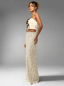 Détail d'une jupe beige à pois avec un haut court croisé élégant pour femme