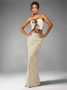 Ensemble chic deux pièces pour femme avec haut bustier à nœuds et jupe à pois