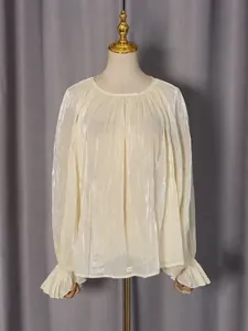 Blouse élégante beige plissée à manches longues avec poignets à volants chic