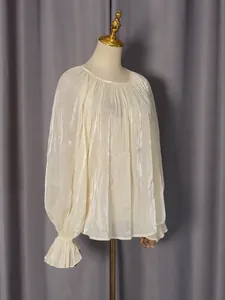 Chemisier plissé femme à manches longues beige clair avec paillettes argentées et volants