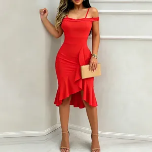 Robe rouge moulante à épaules dénudées avec ourlet à volants et fines bretelles