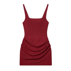 Mini robe corset sans manches bordeaux avec jupe froncée et décolleté carré chic