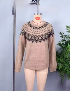 Details des beigen Strickpullovers mit Fair-Isle-Mustern und gerippten Ärmelbündchen