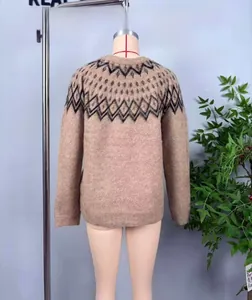 Detail des beigen Alpaka-Strickpullovers mit Fair-Isle-Jacquard-Muster und weicher Haptik
