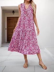 Λεπτομέρεια κόκκινου boho print σε ένα κλιμακωτό αμάνικο midi φόρεμα με λαιμόκοψη V