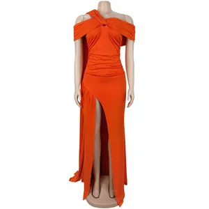 Détails de l'élégante robe de soirée longue orange avec plis et fente haute à la jambe