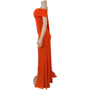 Détail de la robe maxi orange épaules dénudées montrant la texture froncée sur le côté
