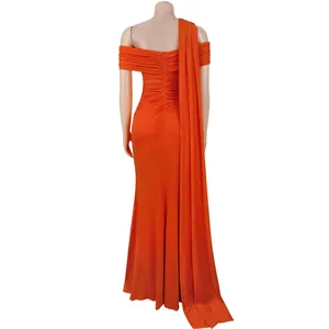 Vue détaillée du dos d'une robe de soirée orange avec cape et design drapé plissé