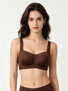 Dettaglio reggiseno marrone cioccolato senza cuciture con scollo quadrato e spalline larghe