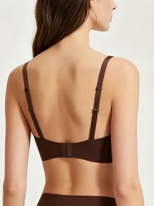Dettaglio del reggiseno marrone senza cuciture con spalline regolabili e chiusura sul retro