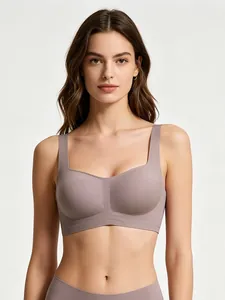 Dettaglio reggiseno lilla senza cuciture con scollo quadrato e spalline larghe
