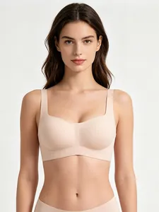 Reggiseno invisibile color carne con spalline larghe e scollo squadrato per massimo comfort