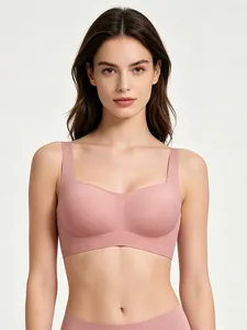 Dettaglio del reggiseno senza cuciture scollo quadrato rosa cipria con supporto jelly