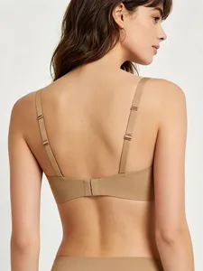 Vista posteriore di un set reggiseno beige senza cuciture con spalline regolabili