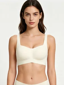 Vista frontale del reggiseno senza cuciture con scollo quadrato color crema e spalline