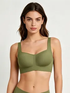 Dettaglio del reggiseno senza cuciture verde oliva con spalline larghe e scollo squadrato