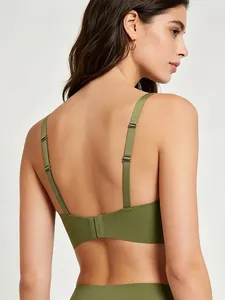 Vista posteriore del reggiseno verde oliva senza cuciture con scollo quadrato e spalline