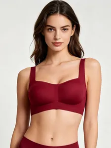 Dettaglio del reggiseno senza cuciture bordeaux con scollo quadrato e spalline larghe