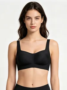 Dettaglio del reggiseno nero senza cuciture con scollo quadrato e spalline larghe