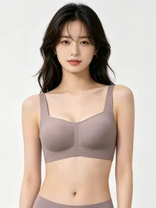 Dettaglio frontale del reggiseno senza cuciture con scollo quadrato in viola polvere