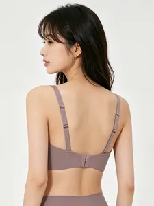 Dettaglio reggiseno senza cuciture color malva con spalline regolabili e chiusura retro