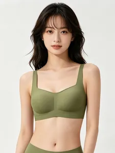 Dettaglio di un reggiseno verde avocado senza cuciture con scollo quadrato e tessuto morbido