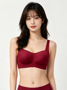 Dettaglio del reggiseno bordeaux senza cuciture con scollo quadrato su modella