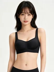Dettaglio reggiseno sportivo nero senza cuciture con scollo quadrato e spalline larghe