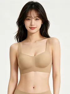 Vista frontale del reggiseno sportivo nudo senza cuciture con spalline larghe su modella