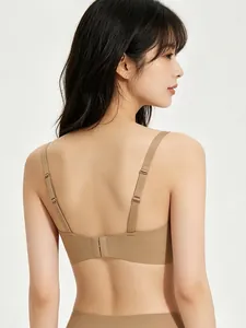 Vista posteriore dettagliata di un reggiseno nudo senza cuciture con spalline sottili regolabili