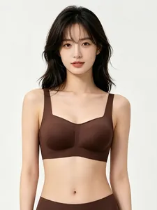 Vista dettagliata delle spalline larghe e del tessuto marrone senza cuciture del reggiseno