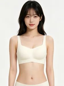 Dettaglio reggiseno senza cuciture bianco crema con scollo quadrato e supporto morbido gel