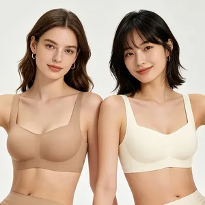 Dettaglio di reggiseni senza cuciture con scollo quadrato in beige e nude e spalline larghe