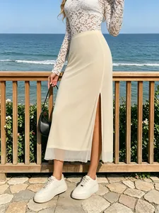 Détail de l'ourlet en tulle et de la fente latérale sur jupe midi crème
