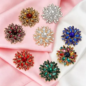 Gros plan de broches fleurs vintage avec strass en cristal coloré en 8 couleurs