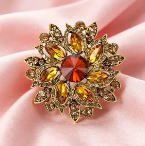 Broche tournesol vintage dorée avec cristaux colorés et strass pour manteau femme