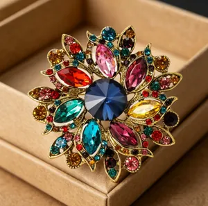 Détail macro d'une broche fleur vintage avec cristaux colorés et filigrane bronze