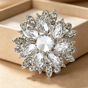 Vue détaillée d'une broche fleur argentée avec des strass blancs étincelants