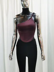 Dettaglio di un top da yoga monospalla viola scuro con nodo su un manichino metallico