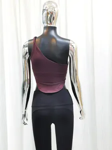 Vista posteriore del top yoga asimmetrico monospalla e leggings fitness a vita alta