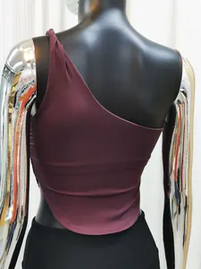 Dettaglio del top da yoga monospalla bordeaux intenso con design a schiena scoperta