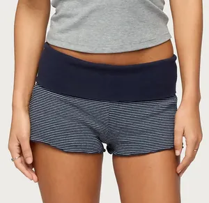 Gros plan d'un short en tricot à rayures bleu marine et blanc avec taille élastique