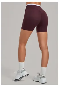 Detail der High-Waist Scrunch Butt Yoga-Shorts in Burgund mit Seitentaschen