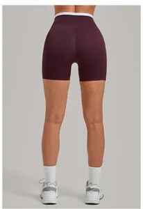 Detailansicht der Scrunch-Butt Yoga-Shorts in Weinrot mit weißem Kontrastbund