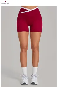 Detail der High Waist Yoga Shorts in Retro-Rot mit kontrastierendem weißem Bund